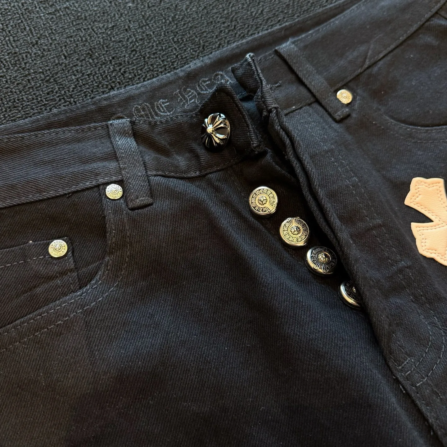 P280 Style No.: D358 ChromeHearts Chrome Colored Leather Straight Jeans Ceiling-Level Jeans A pair is hard to find at the counter‼ ️About Zangyin✅This is an extremely luxurious fashion brand that can also be called the aristocracy of the high street. It has always been an exclusive brand for some hipsters or rich second generations. The color of this model is already very eye-catching by using a unique washed material. It is decorated with pink patch cross flowers, which cleverly highlights the charm of the brand. Secondly, this model adopts a classic high-waist cut design, which highlights the long legs and fashionable temperament of the upper body. The brand is highly recognizable and the slim-fitting configuration is more suitable for daily wear. The personality will be fashionable and the specifications can be seen at a glance. Materials and technology ✅ Needless to say, this point goes without saying. As an excellent craftsman brand, Zangyin's requirements for details and craftsmanship are really perfect. The washed color of this model has gone through a lot of processes, not to mention the embellishment of the denim appliqués. It is also purely handmade and sewn. Just like what they believe in, only handmade things have soul and have the meaning of wearing. A top-notch heavy-duty fashionable denim item, recommended by both hands‼ ️ Size: 28, 30, 32, 34, 36 (S-XXL) Color: black Size reference: Pants length 100 102 104 106 106 Waist 72 76 80 84 88 Recommended weight S (about 110 pounds) M (about 140 pounds) L (about 140 pounds) XL (about 165) XXL (about 185)